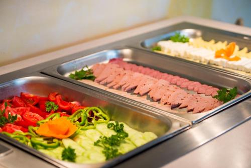 due vassoi di carne e verdure a buffet di Atlant Hotel a Sveti Konstantin i Elena