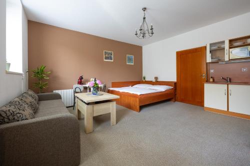 Ένα ή περισσότερα κρεβάτια σε δωμάτιο στο Apartmán Olomouc 2+KK