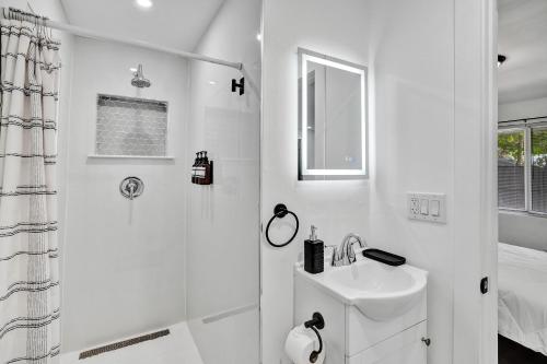 Heart of Miami Oasis, Modern, Steps from It All photo 16