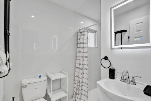 Heart of Miami Oasis, Modern, Steps from It All photo 5