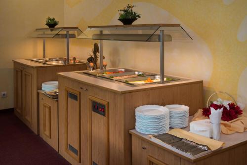 un ristorante con jacuzzi di Atlant Hotel a Sveti Konstantin i Elena