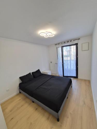 Un ou plusieurs lits dans un hébergement de l'établissement 1 min from Paris metro, Quiet, 2 bedrooms & private parking