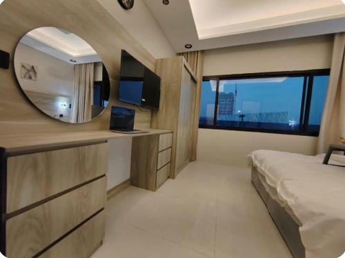 - une chambre avec un miroir, un lit et un bureau dans l'établissement استوديو السعودية - التحلية 511 Saudi Studio -Tahlia, à Djeddah