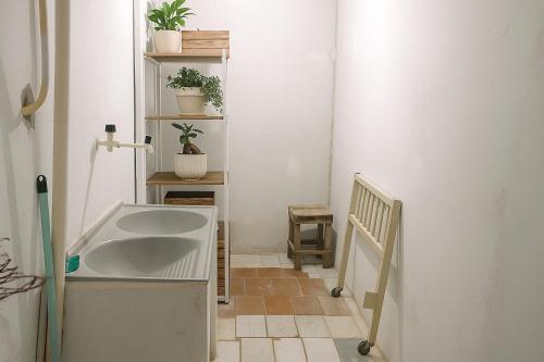 un piccolo bagno con lavandino in camera di Casa Pousadinha Mel a Salvador