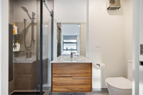 Ένα μπάνιο στο 3 BR with garage - Group Getaways Made Easy in Central CHCH