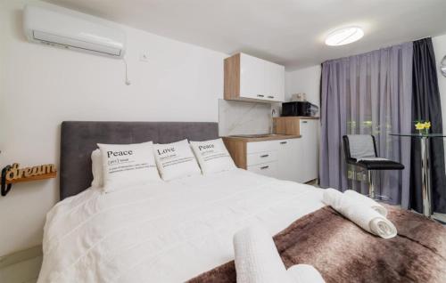 Postel nebo postele na pokoji v ubytování Gorgeous Apartment In Crikvenica With Wifi