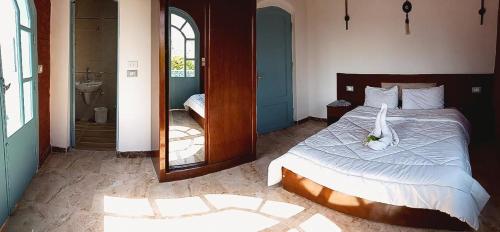 Ένα ή περισσότερα κρεβάτια σε δωμάτιο στο Flower of life guest house