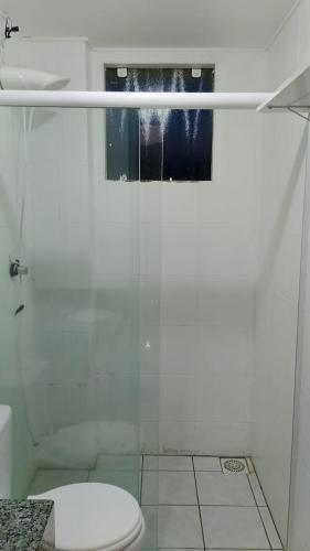 ein Badezimmer mit Dusche, Toilette und Fenster in der Unterkunft Juarez Hotel in Campo Belo do Sul