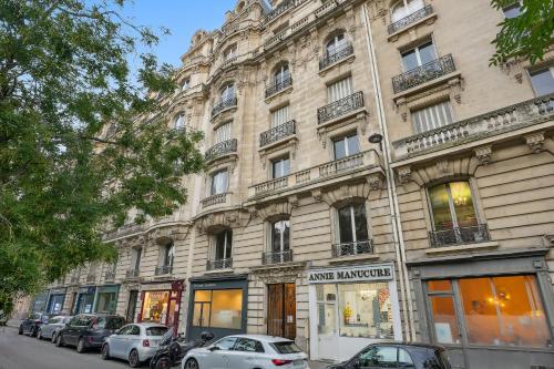 Nice flat close to Arc de Triomphe