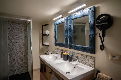une salle de bain avec un lavabo et un miroir dans l'établissement Casa Gianna Holiday Home, à Rutigliano