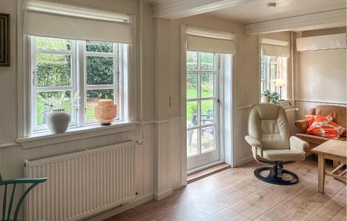 Et opholdsområde på Awesome Home In Aakirkeby With Wifi