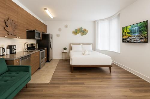 Una pequeña habitación con una cama y una cocina. en Venice Beach 2BR - 7-Min Walk - Pool, Hot Tub & Gym, en Los Ángeles