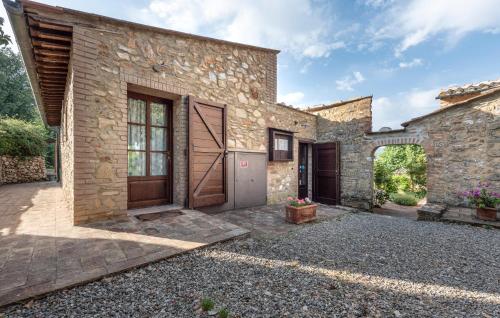 - une vue sur l'extérieur d'une maison en pierre avec un garage dans l'établissement Amazing Apartment In Casole D'elsa With Swimming Pool, à Gallena