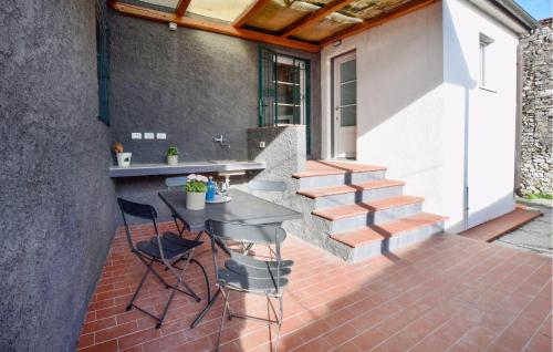 Un patio con mesa y sillas y escaleras. en Stunning Home In Gombitelli With Wifi, en Gombitelli