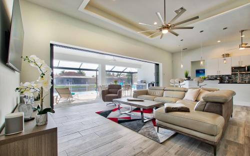 una sala de estar con un sofá y una mesa en Villa White Pearl, en Matlacha