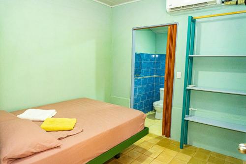 Una cama o camas en una habitación de Santos Place
