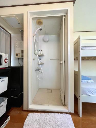 ein Badezimmer mit Dusche in einem Zimmer in der Unterkunft Atami Hotel 101 in Atami