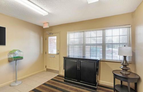 a living room with a table and a window at Extended Stay America Suites - Chesapeake - Crossways Blvd in Chesapeake
