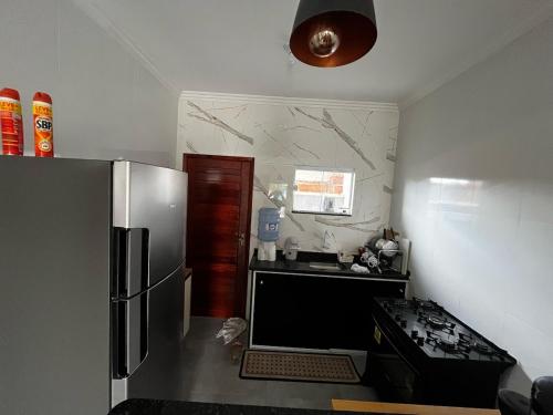 una cucina con frigorifero e fornello di Casa Diamante a Angelim