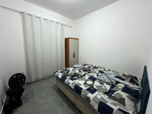 une chambre avec un lit avec une couette dessus dans l'établissement Casa Diamante, à Angelim