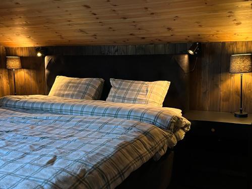 Katil atau katil-katil dalam bilik di Modern and cozy mountain cabin - panoramic view!