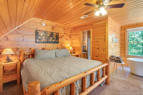 Katil atau katil-katil dalam bilik di Hot Tub and Game Area Rustic Cabin 5 Mi to GSMNP
