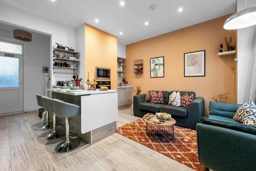 a kitchen and living room with a couch and a table at Aylesbury House 3 En-suite Bedrooms Parking Pets in Portsmouth