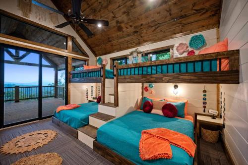 Postel nebo postele na pokoji v ubytování 7BD-6.5Bath - Luxury Lakeview House - Sleeps 30