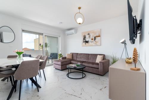 Apartments with parking space Trogir - 24927
