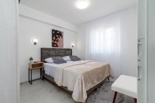 Apartments with parking space Trogir - 24927