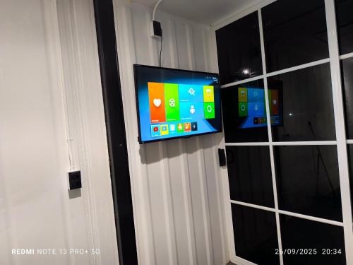Una televisión o centro de entretenimiento en Tucan container
