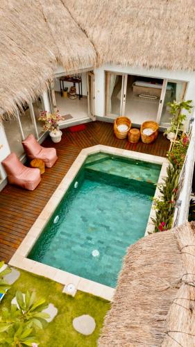 a small swimming pool in the middle of a house at Villa Kayu in Gili Air