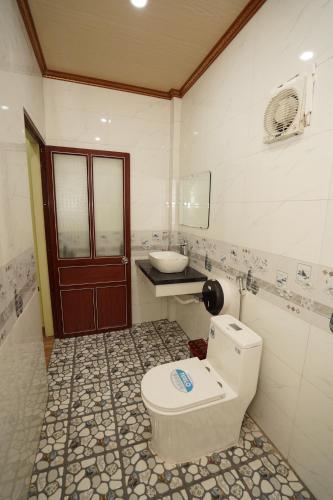 ニンビンにあるTam Coc Riverside Homestayのトイレと洗面台のあるバスルーム
