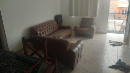 Alquiler Por Dia Choele Choel 6 في شويل شويل: غرفة معيشة مع أريكة وكرسي