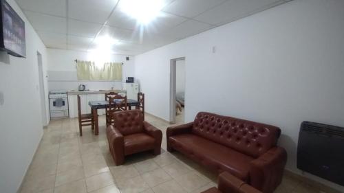 Alquiler Por Dia Choele Choel 6 في شويل شويل: غرفة معيشة بها أريكة وطاولة