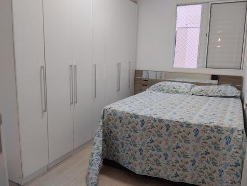 Ένα ή περισσότερα κρεβάτια σε δωμάτιο στο Familiar Aconchegante