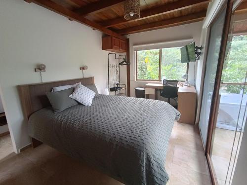 Een bed of bedden in een kamer bij Luli Wasi