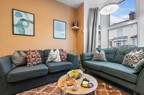 a living room with two couches and a table at Aylesbury House 3 En-suite Bedrooms Parking Pets in Portsmouth