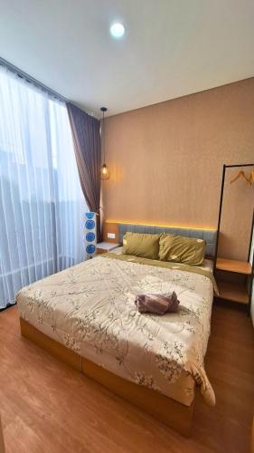 a bedroom with a large bed in a room at Villa Almahyra Batu in Batu