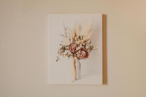 a painting of a vase with flowers in it at Mare Magnum in Castellammare di Stabia