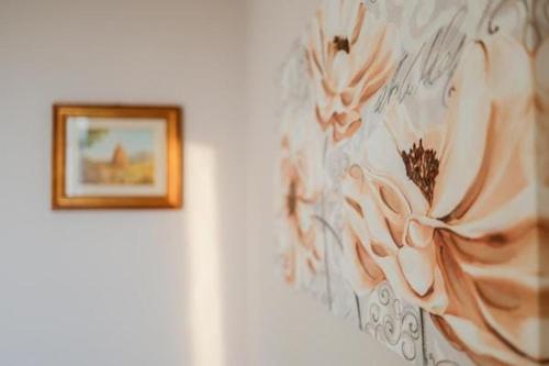 a picture of a painting of flowers on a wall at Mare Magnum in Castellammare di Stabia