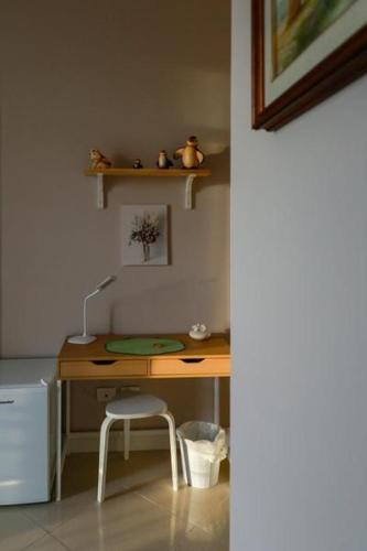 a desk with a chair in a room at Mare Magnum in Castellammare di Stabia