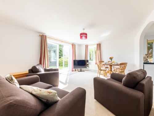 Great RyburghにあるBetty's Houseのリビングルーム(茶色のソファ2台、テーブル付)