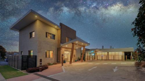 a building at night with a starry sky at Club Maclean Motel in Maclean