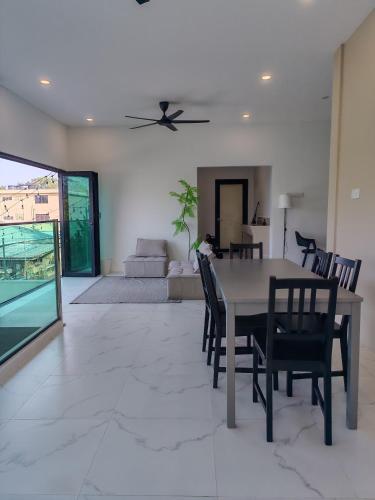 a dining room with a table and chairs at 8ight Guesthouse 8号民宿 in Kluang