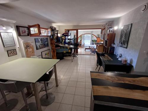 a living room with a table and some chairs at Loft ravissant avec jacuzzi et parc in Orange