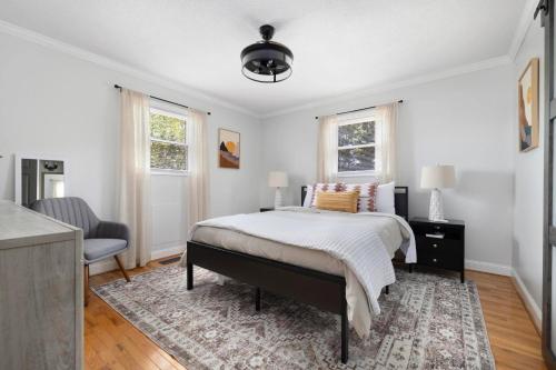Una cama o camas en una habitación de Steps from Boone Lake! 3BR home with hot tub
