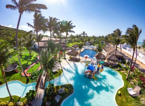 una vista aerea di una piscina in un resort di Pipa Privilege Ocean a Pipa