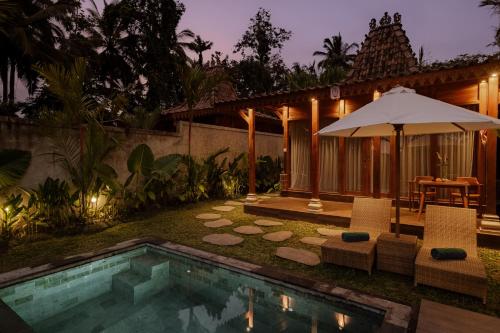 Πισίνα στο ή κοντά στο Griya Dukuh Ubud Villa