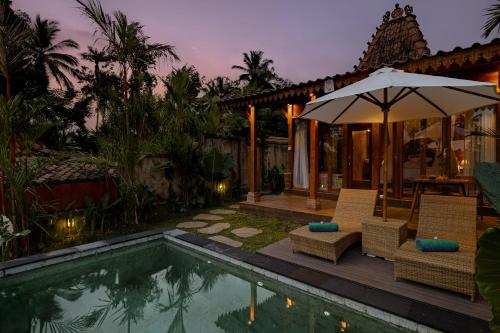 Πισίνα στο ή κοντά στο Griya Dukuh Ubud Villa